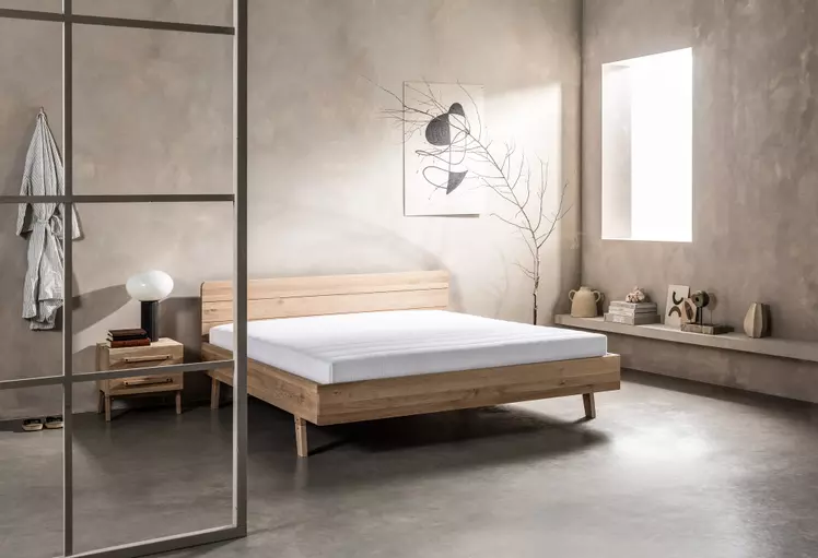 Solides Bett mit geradlinigem Look